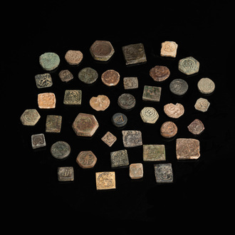 Een collectie van 40 muntgewichten in koper en lood, 14/15e eeuw