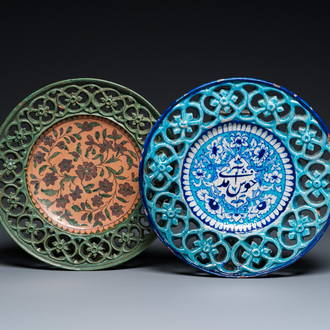Deux plats aux bordures ajourées en céramique polychrome de Multan, Pakistan, 19/20ème