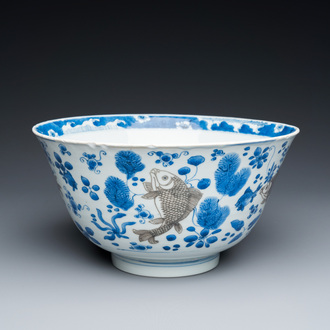 Bol en porcelaine de Chine en bleu, blanc et rouge de cuivre à décor de carpes, Kangxi