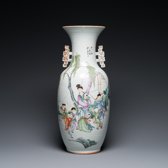 Vase en porcelaine de Chine famille rose à décor des deux côtés, signé Hong Chengwang 洪成旺, daté 1906