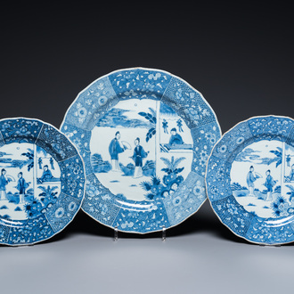 Trois plats en porcelaine de Chine en bleu et blanc à décor d'une scène du 'Xi Xiang Ji', Qianlong