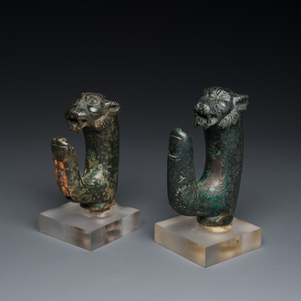 Een paar Romeinse bronzen fittings met panterkoppen en een haak in de vorm van een vinger, ca. 2e eeuw