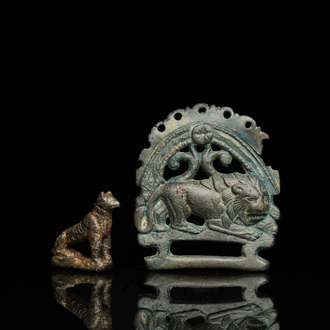 Un modèle d'une panthère en bronze romain et une plaque de ceinture avec un lion, ca. 2ème