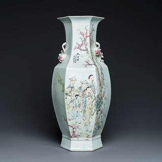 Vase de forme hexagonale en porcelaine de Chine qianjiang cai, signé Ma Qingyun 馬慶雲, daté 1917
