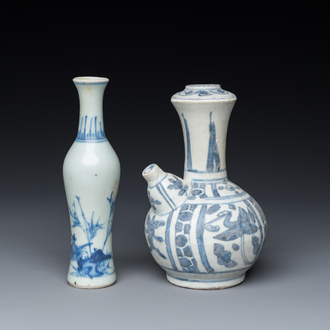Un kendi et un vase en porcelaine de Chine en bleu et blanc de l'épave 'Hatcher', époque Transition
