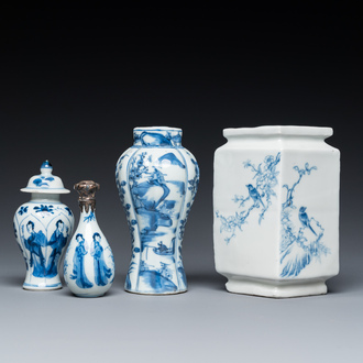 Quatre vases en porcelaine de Chine en bleu et blanc, Kangxi et postérieur