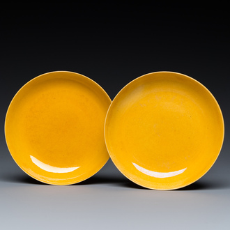 Paire d'assiettes en porcelaine de Chine en jaune monochrome, marque et époque de Tongzhi