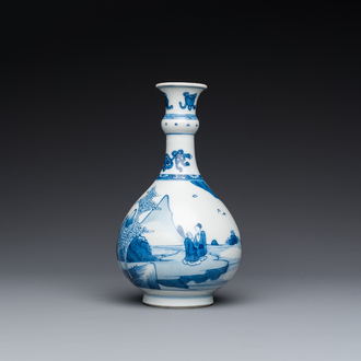 Vase de forme bouteille en porcelaine de Chine en bleu et blanc à décor de figures dans un paysage, Kangxi