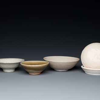 Trois bols en porcelaine de Chine en céladon et qingbai et une boîte couverte en couleur crème, Song et postérieur
