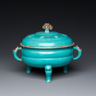 A Chinese turquoise-glazed tripod bowl and cover, 19th C.