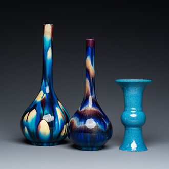 Deux vases de forme bouteille en porcelaine d'Awaji de Japon à émail flambé et un vase en porcelaine de Chine à émail œuf de rouge-gorge, 19/20ème