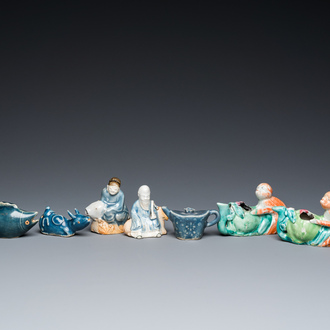 Sept compte-gouttes en porcelaine de Chine en bleu et blanc, famille rose et en bleu monochrome, Qianlong et postérieur