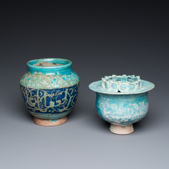 Een turquoise-geglazuurde kom en een tweekleurig vaasje met kalligrafisch decor, Kashan, Perzië, 13e eeuw en later