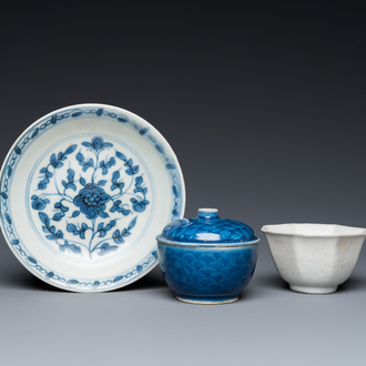 Trois pièces en porcelaine de Chine en bleu et blanc provenant d'épaves, époque Transition et Jiaqing