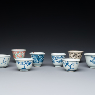 Huit tasses à thé et à vin en porcelaine de Chine, la plupart en bleu et blanc, Ming