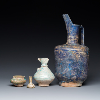 Trois pièces en céramique islamique en bleu et turquoise et une bouteille en verre, Kashan et Raqqa, 12ème et postérieur