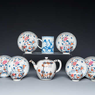 Six tasses et soucoupes en porcelaine de Chine famille rose, une théière de style Imari et une chope en bleu et blanc, Kangxi/Qianlong