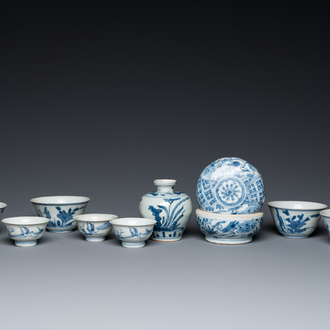 Neuf pièces en porcelaine de Chine en bleu et blanc provenant d'épaves, Wanli et postérieur