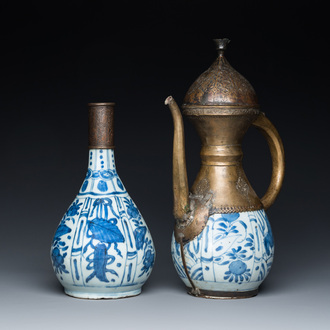 Deux vases en porcelaine de Chine en bleu et blanc aux montures en bronze pour le marché islamique, Wanli