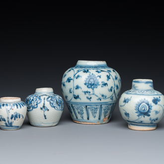 Vier Chinese blauw-witte vaasjes, Ming