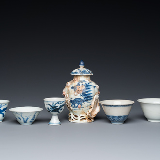 Six pièces en porcelaine de Chine en bleu et blanc provenant d'épaves, époque Transition et postérieur