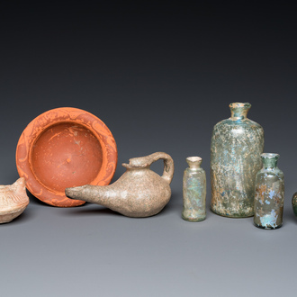 Vier Romeinse glazen flesjes, twee aardewerken olielampen en een kom