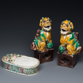 Une paire de porte-encens en porcelaine de Chine sancai et une pierre à encre en biscuit émaillé vert, Kangxi ou postérieur