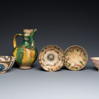 Quatre bols en céramique islamique et une verseuse en jaune et vert de Cannakale en Turquie, 15ème et postérieur