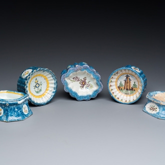 Vijf zoutvaten in polychroom Brussels aardewerk, 18/19e eeuw