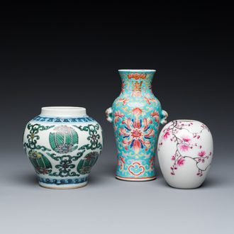 Trois petits vases en porcelaine de Chine doucai et famille rose, 19/20ème
