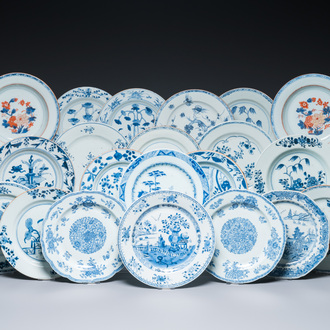 23 assiettes en porcelaine de Chine en bleu et blanc et de style Imari, Kangxi/Qianlong