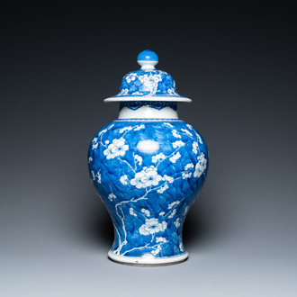 Vase couvert en porcelaine de Chine en bleu et blanc à décor de prunus, Kangxi