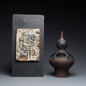 Een deels zwart-geglazuurde Perignem steengoed vaas en een Pia Manu plaquette, 2e helft 20e eeuw