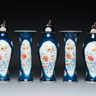 Garniture de cinq vases en porcelaine de Chine famille rose à décor floral sur fond bleu, Qianlong