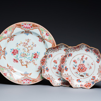 Een Chinese famille rose schotel en een paar lotusvormige borden, Qianlong