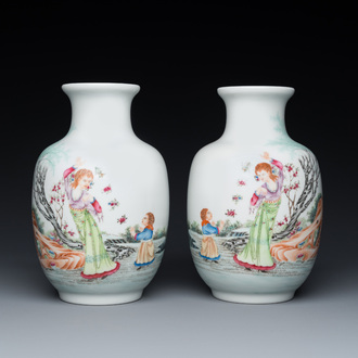 Paire de vases en porcelaine de Chine famille rose, marque de Qianlong, 20ème