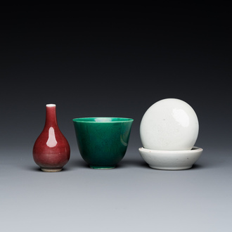 Un vase en porcelaine de Chine en rouge de cuivre, un bol à thé en vert et une boîte couverte en blanc à décor anhua, 19/20ème
