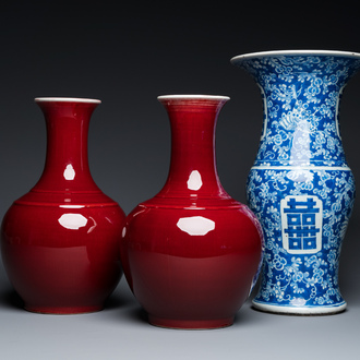 Un vase à décor 'Shou' en porcelaine de Chine en bleu et blanc et une paire de forme bouteille en sang de boeuf, 19/20ème
