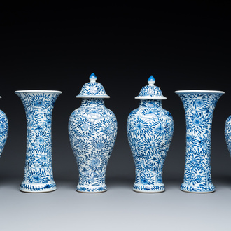 Garniture de six vases en porcelaine de Chine en bleu et blanc à décor floral, Kangxi
