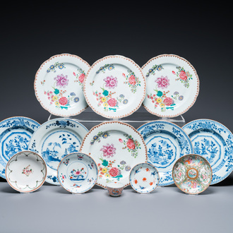 13 pièces en porcelaine de Chine en bleu et blanc et famille rose, Kangxi et postérieur