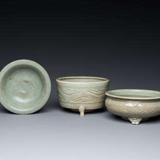 Une coupe à décor de deux poissons et deux brûle-parfums en porcelaine de Chine céladon de Longquan, Song et/ou postérieur