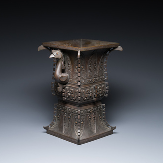 Een Chinese archaïstische deels vergulde bronzen 'fangzun' vaas met inscriptie, 19e eeuw
