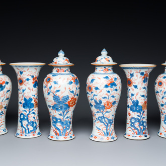 Garniture de six vases en porcelaine de Chine de style Imari à décor floral, Kangxi