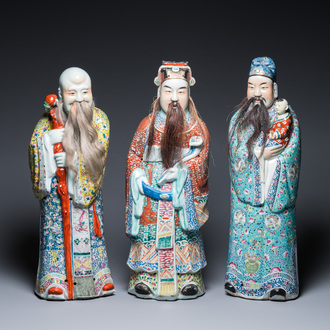 Trois figures de Dieux d'Etoiles en porcelaine de Chine famille rose, marque de Zhu Rong Ji Zao 朱榮記造, 19/20ème