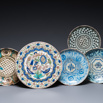 Vijf blauw-witte en polychrome schotels in islamitisch aardewerk, Qajar, Perzië, 19e eeuw