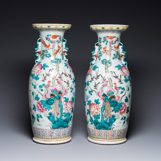 Paire de vases en porcelaine de Chine famille rose à décor de paons et de phénix, 19ème