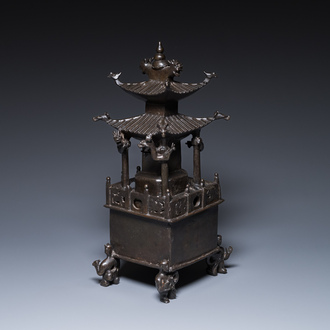 Brûle-parfum couvert en forme de pagode carrée en bronze à inscription, Chine, 17/18ème