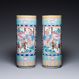 Paire de vases de forme cylindrique en porcelaine de Chine famille rose, 19ème