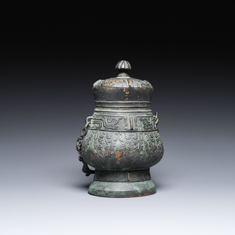 Een Chinese archaïsche rituele bronzen 'you' wijnkan met deksel in Westelijke Zhou-stijl, Ming