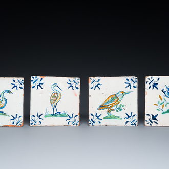 Quatre carreaux en faïence polychrome de Delft à décor d'oiseaux, 17ème